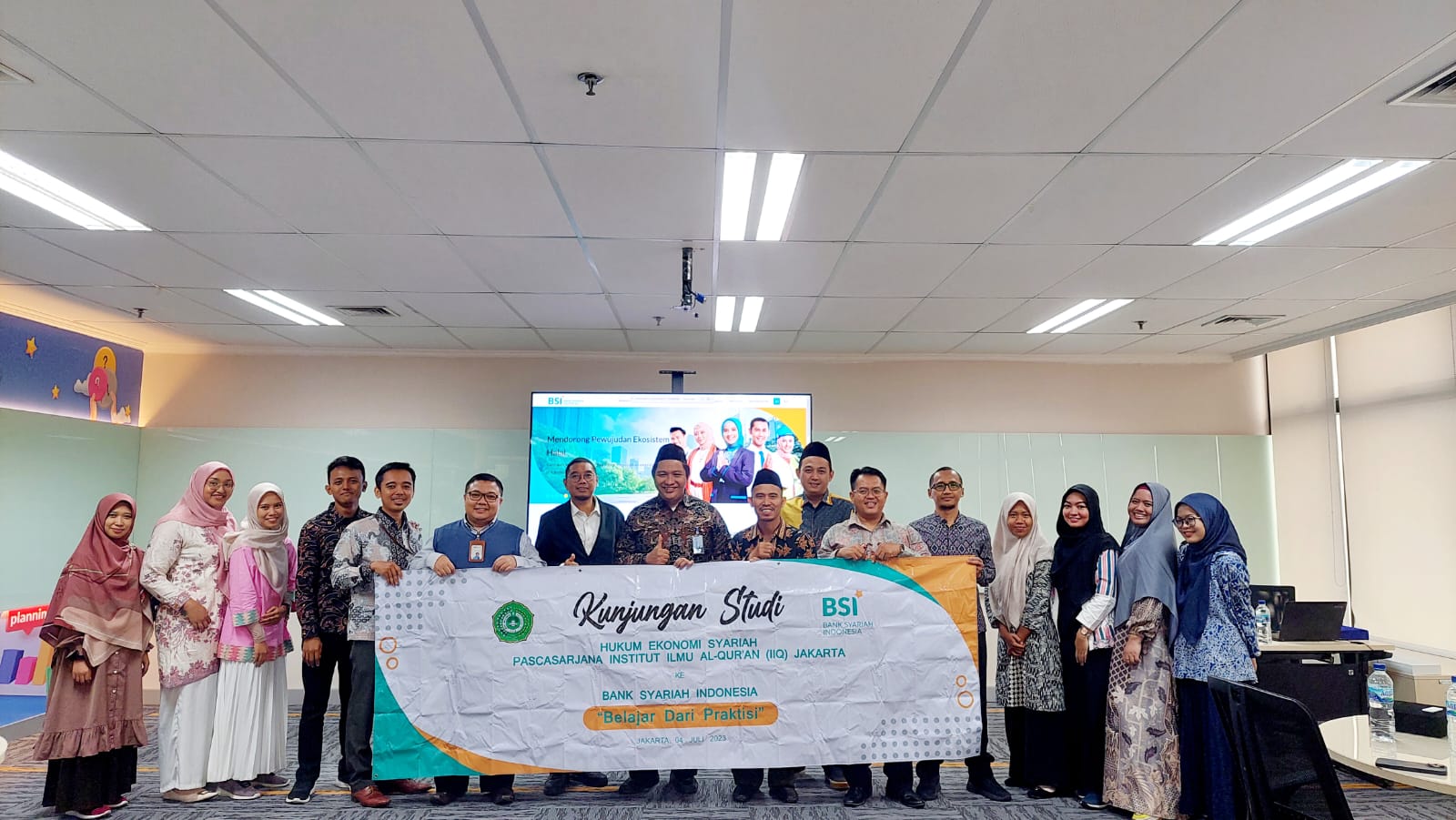 Kunjungan Studi Mahasiswa PPs IIQ Jakarta Prodi Magister Hukum Ekonomi Syariah ke Kantor Bank Syariah Indonesia